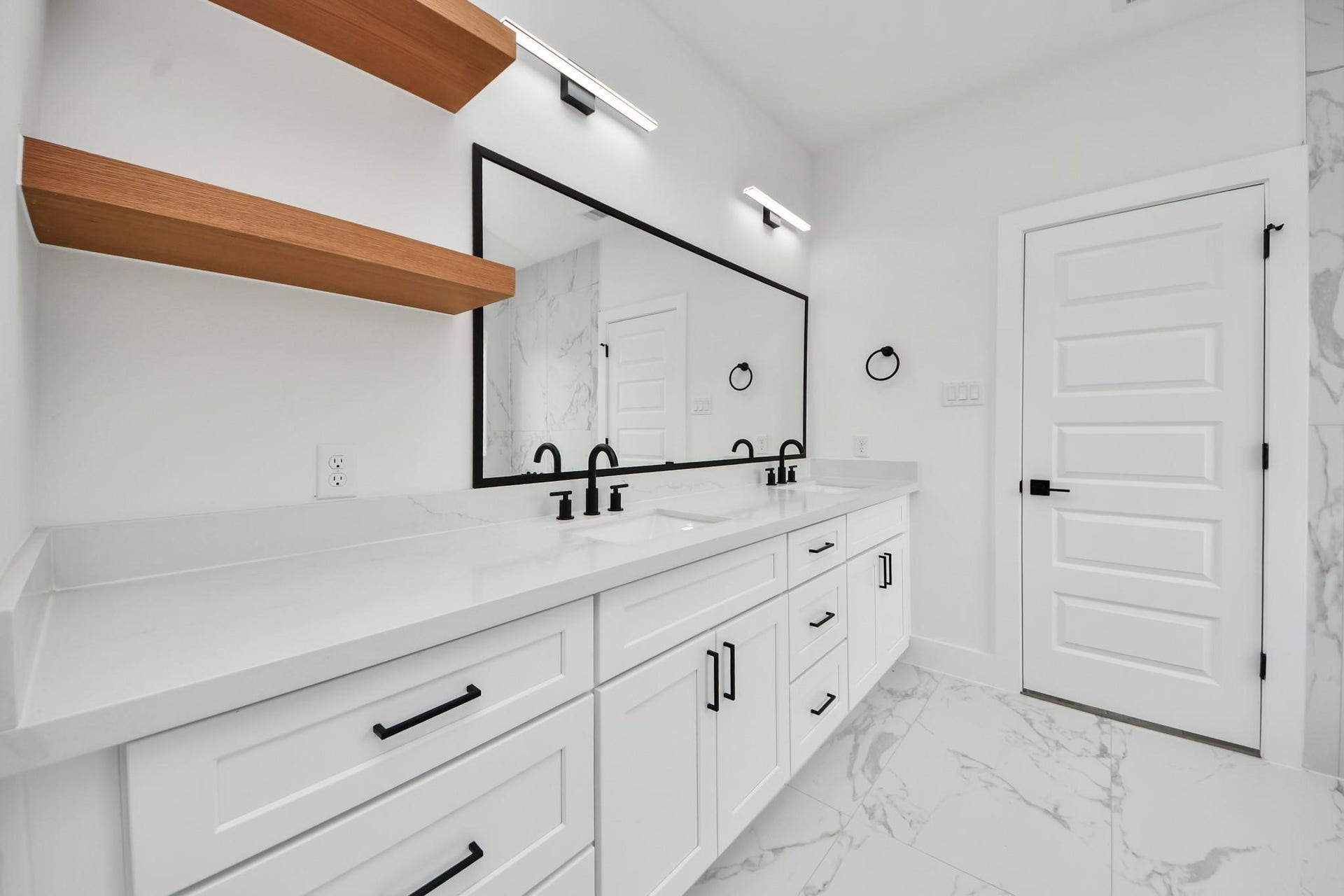 2606 Winbern Street, Houston, TX 77004 Primary bathroom