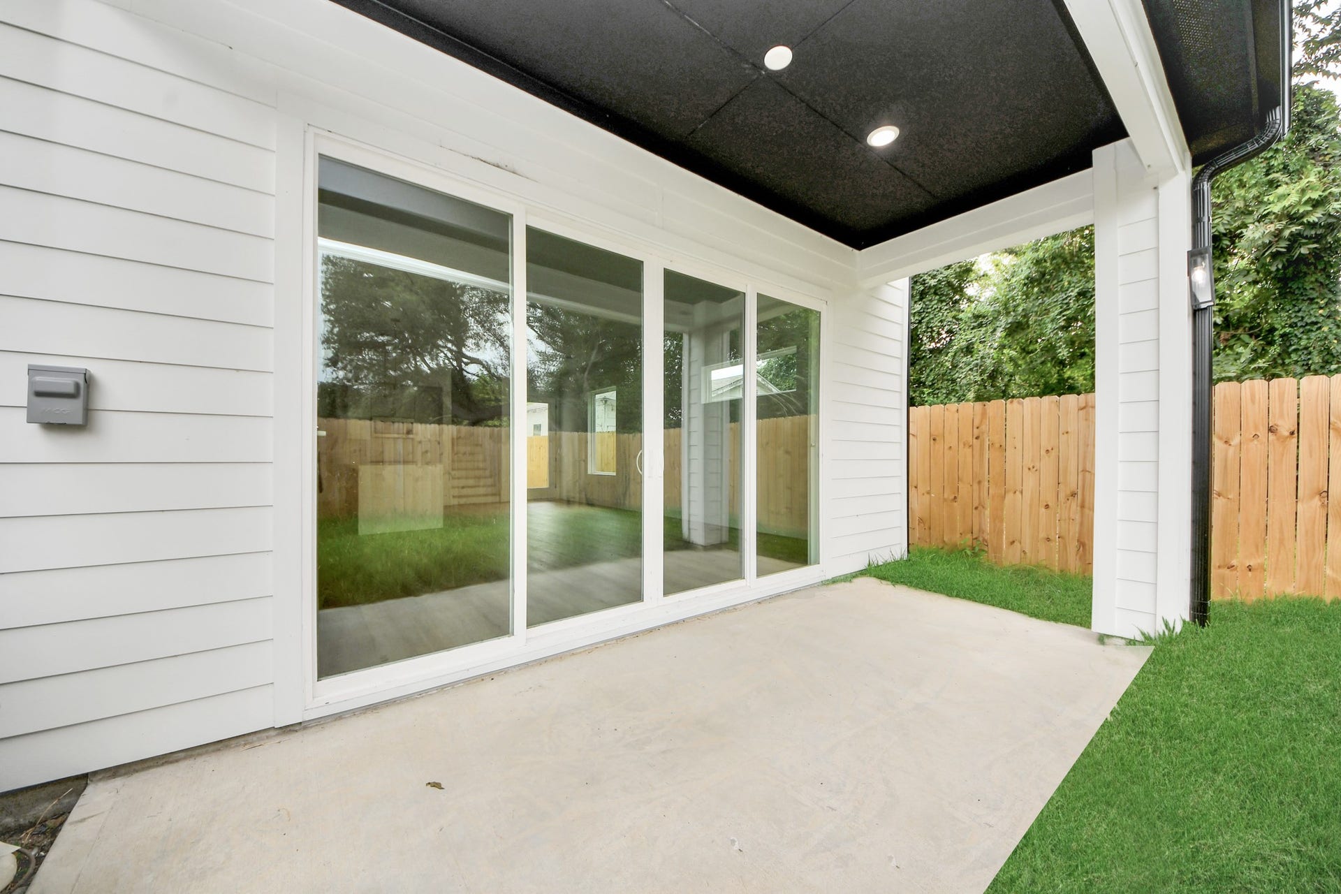 2606 Winbern Street, Houston, TX 77004 Covered Patio