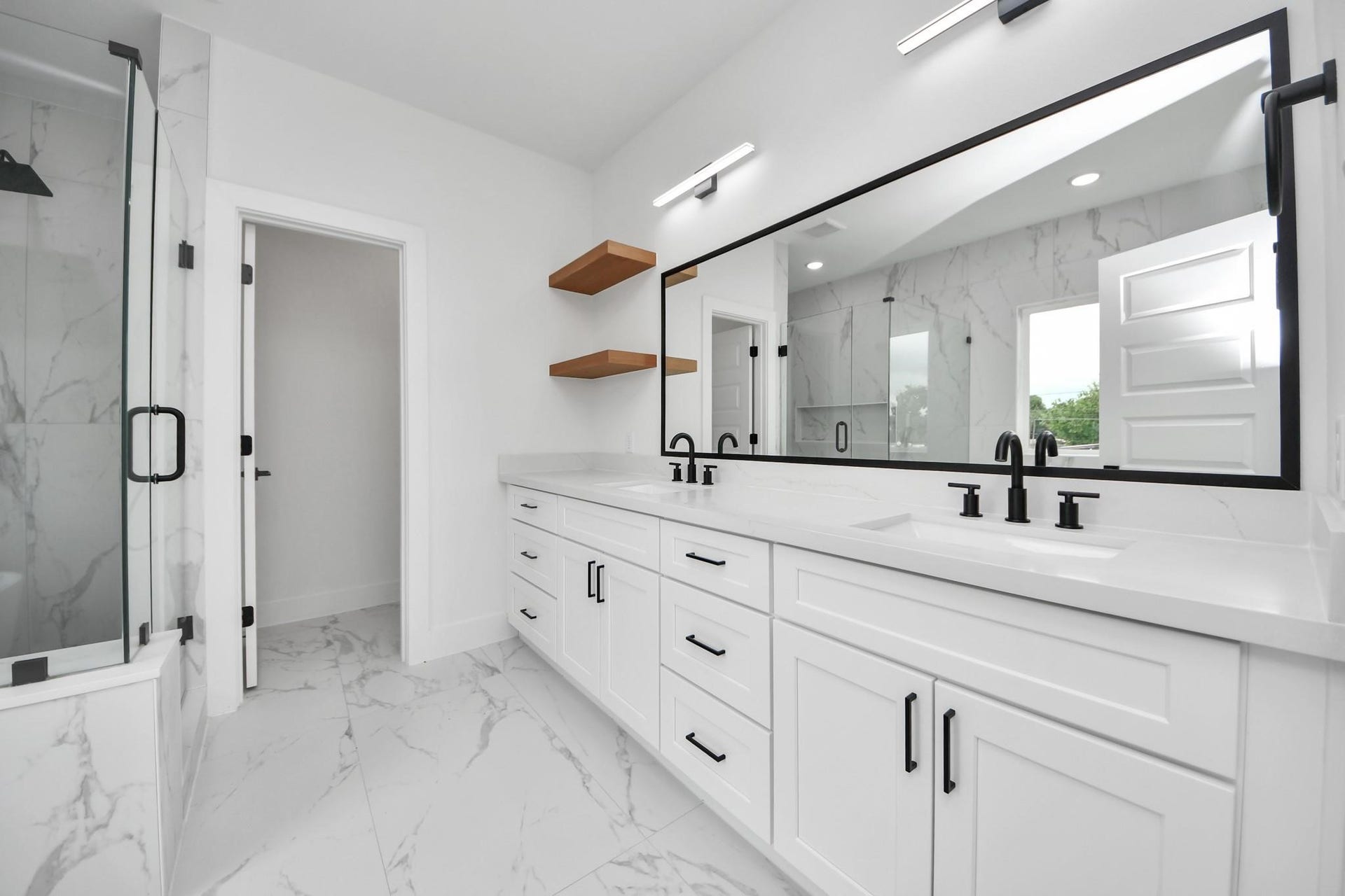2606 Winbern Street, Houston, TX 77004 Primary bathroom