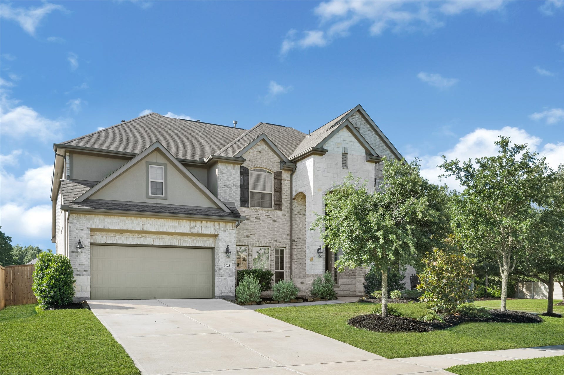 6023 Verde Place Lane, Katy, TX 77493 A Lennar model home loaded with upgrades in a large corner lot, available to be your nest home.