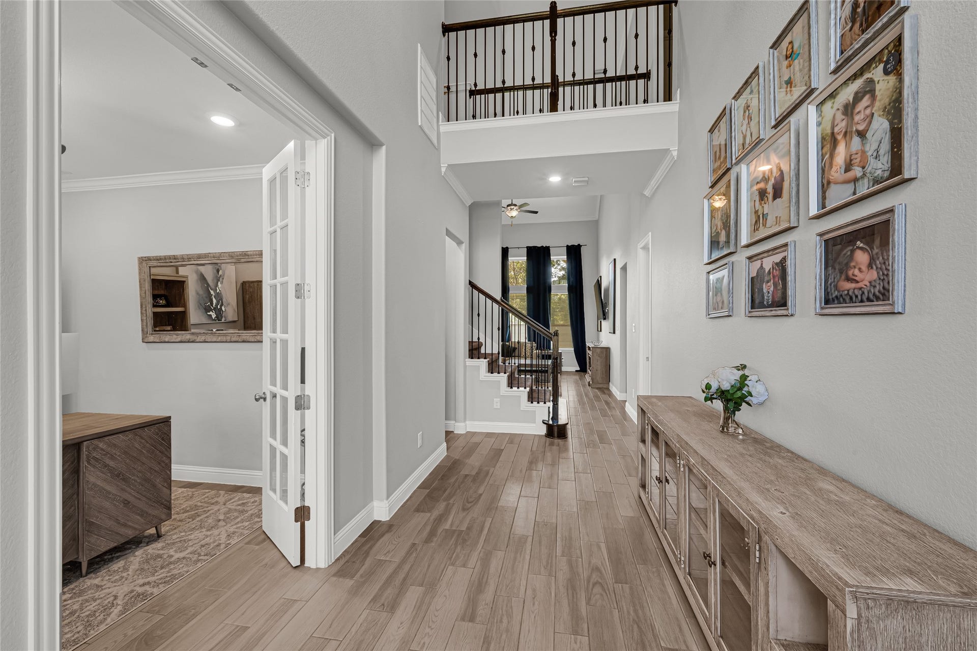 6023 Verde Place Lane, Katy, TX 77493 From the entrance you can already feel the elegance and luxury, with porcelain tile floors, neutral and modern palette color, crown moldings in most of the house, high ceilings and more.