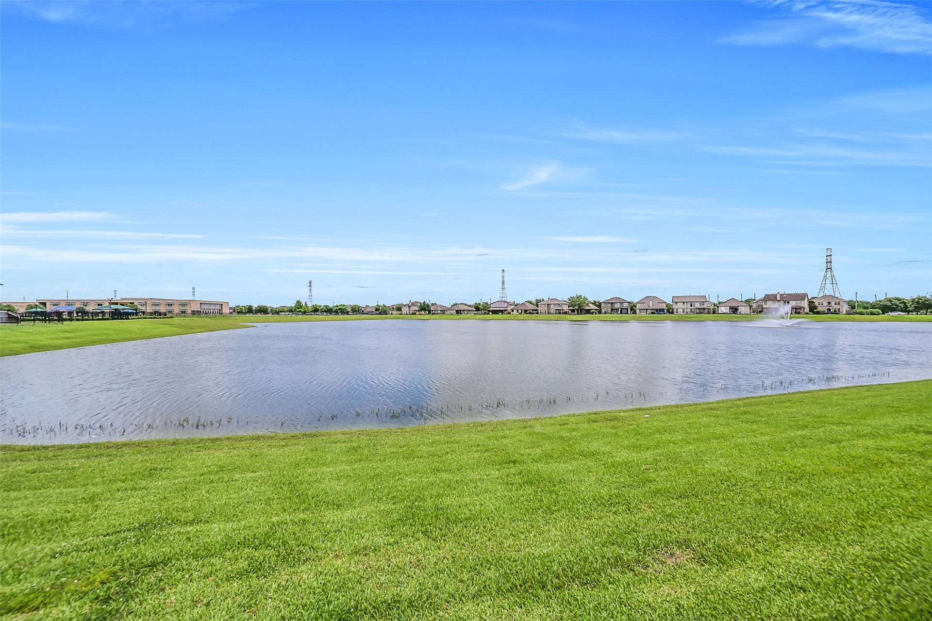 318 Lake Line Drive, Alvin, TX 77511 Enjoy this tranquil waterfront setting right from your own backyard! The expansive neighborhood pond creates a beautiful open backdrop, complete with a fountain and wide water views that can also be enjoyed from the primary suite & adjoining study.