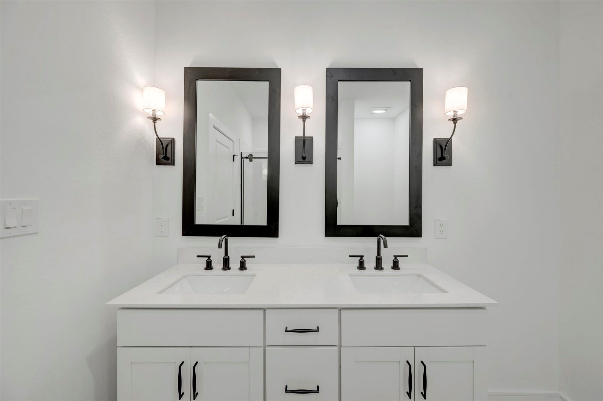 671 Daniel Lake Lane, Dayton, TX 77535 Double sinks in primary bath