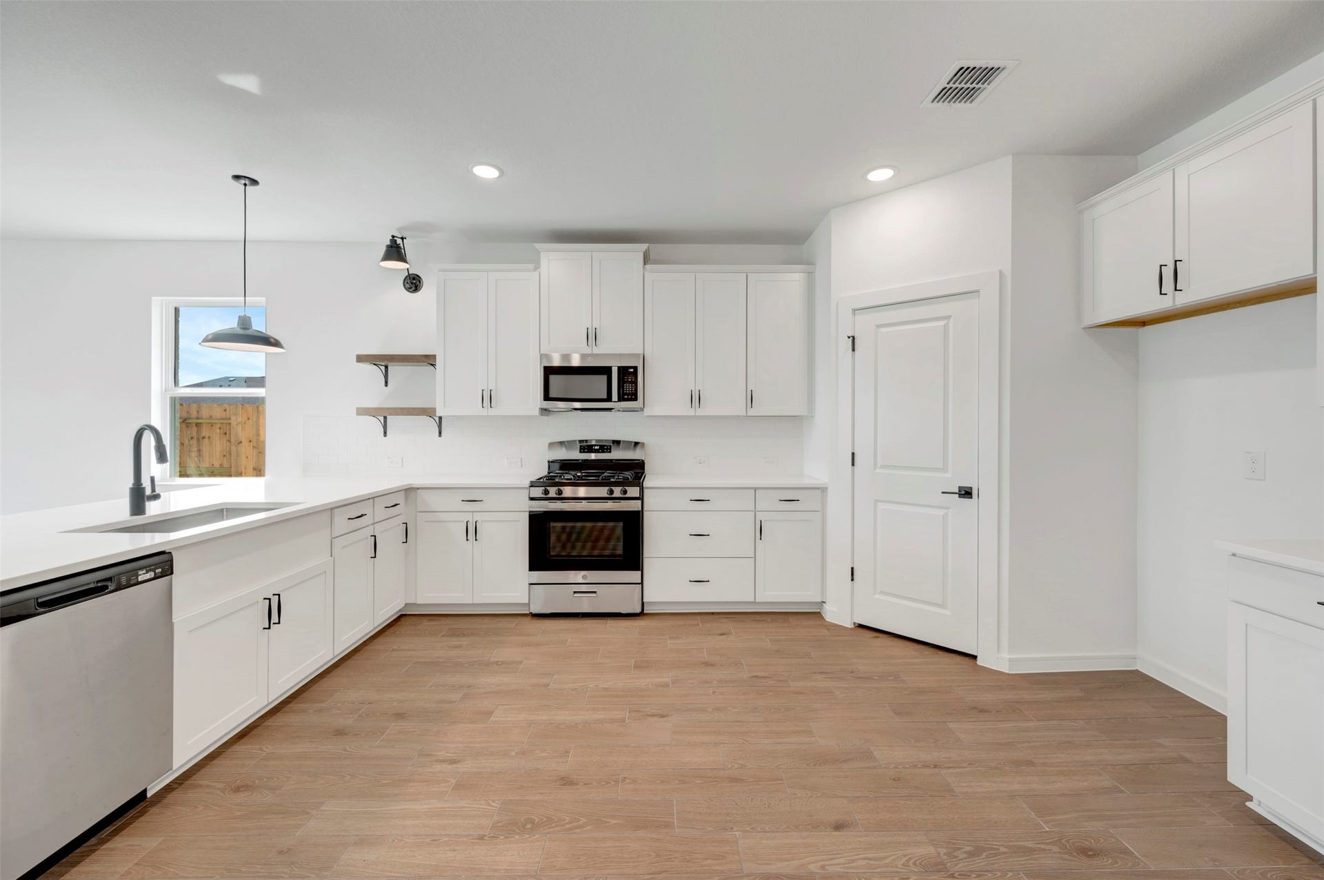 671 Daniel Lake Lane, Dayton, TX 77535 Lots of storage space in kitchen