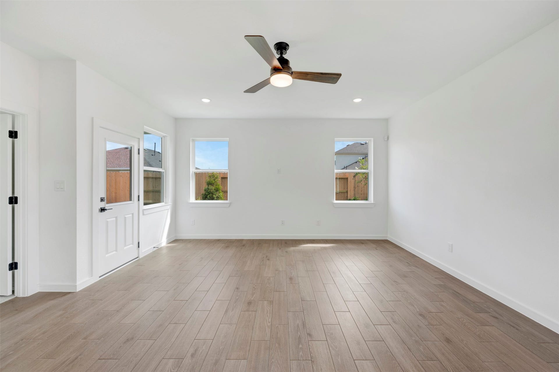 671 Daniel Lake Lane, Dayton, TX 77535 Great room with ceiling fan