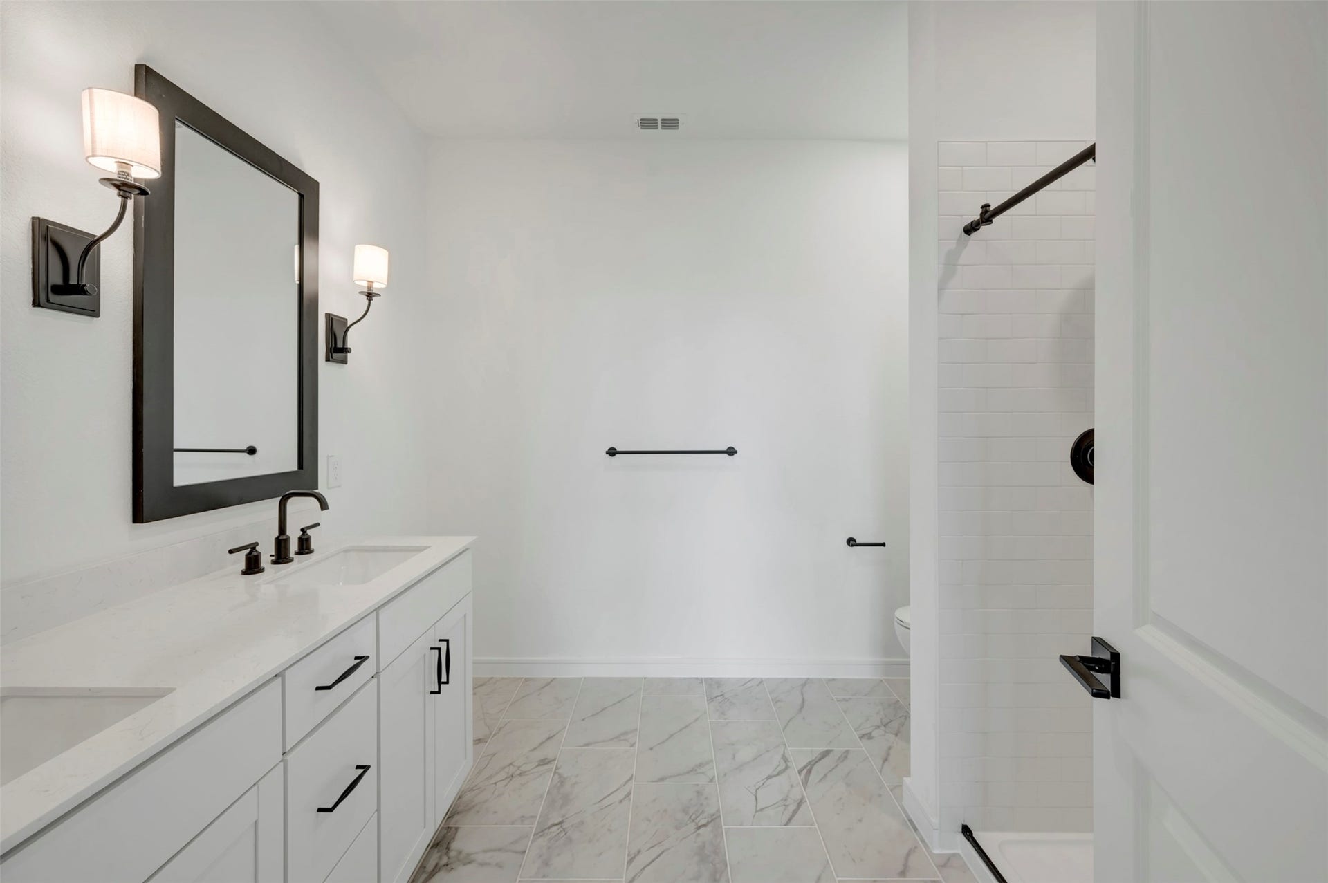 671 Daniel Lake Lane, Dayton, TX 77535 Luxurious primary bath