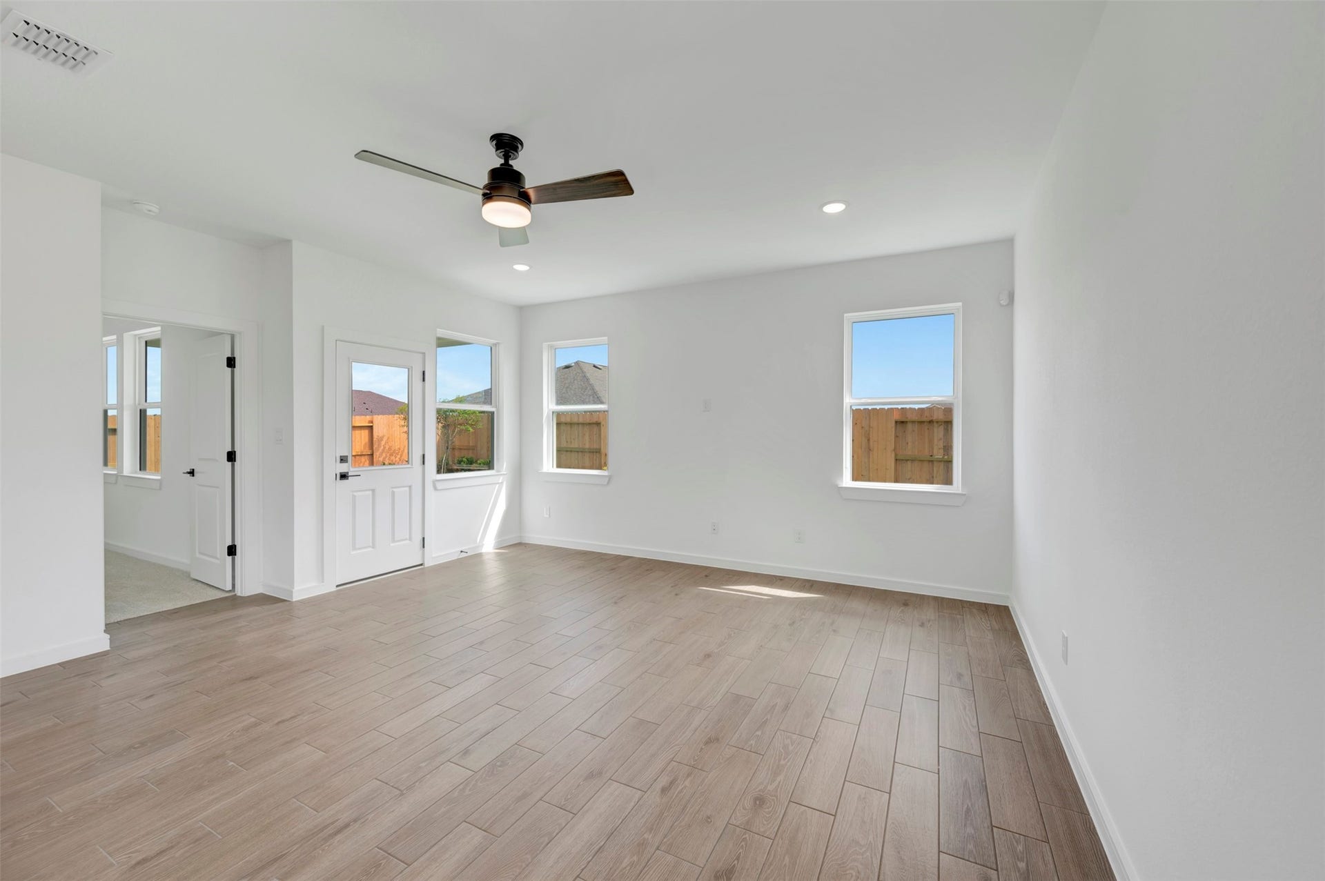 671 Daniel Lake Lane, Dayton, TX 77535 Large great room