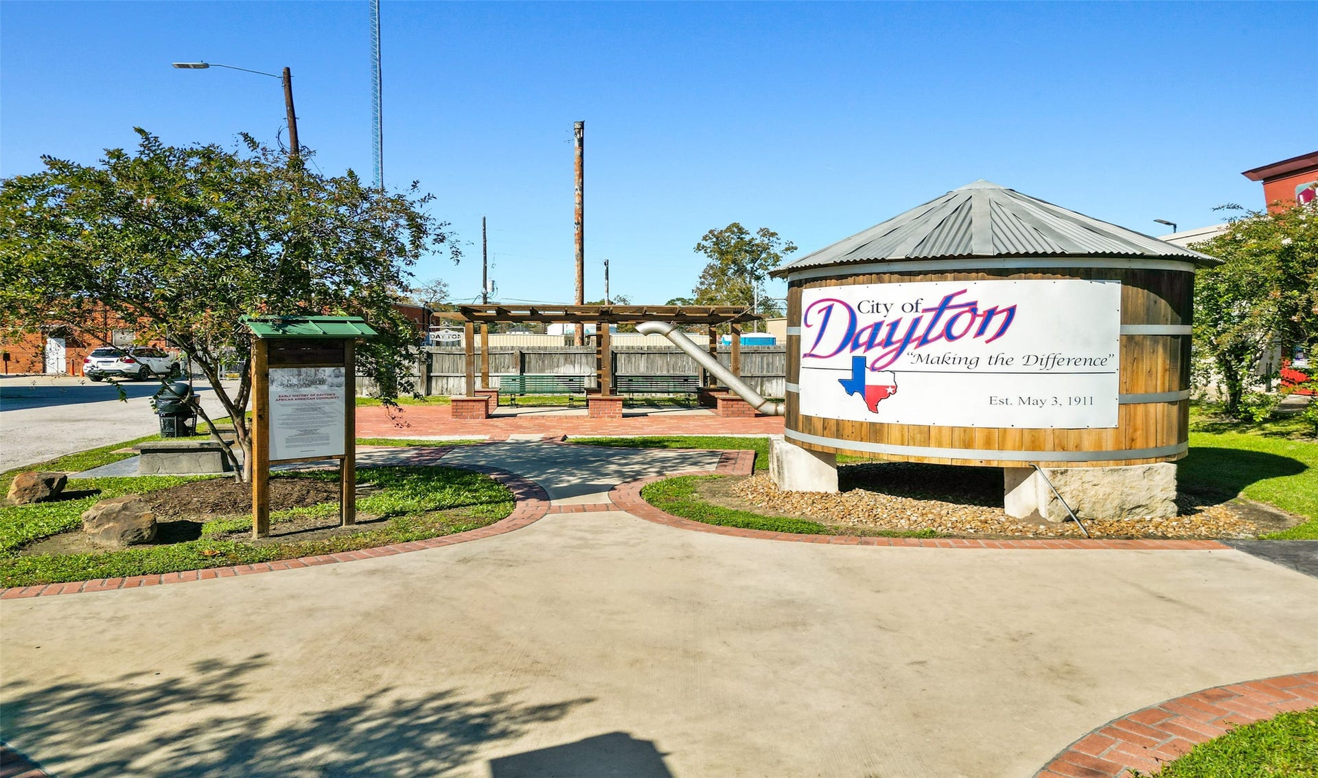 671 Daniel Lake Lane, Dayton, TX 77535 The Crossroads Plaza hosts a monthly Farmers Market every 2nd Saturday. Grab lunch on Food Truck Fridays.