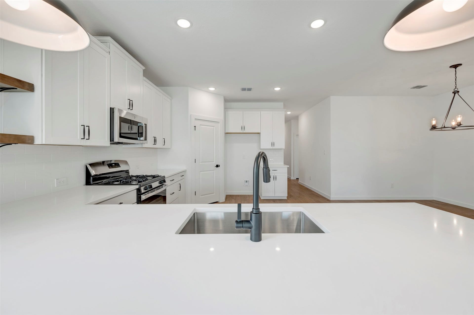 671 Daniel Lake Lane, Dayton, TX 77535 Light and airy kitchen