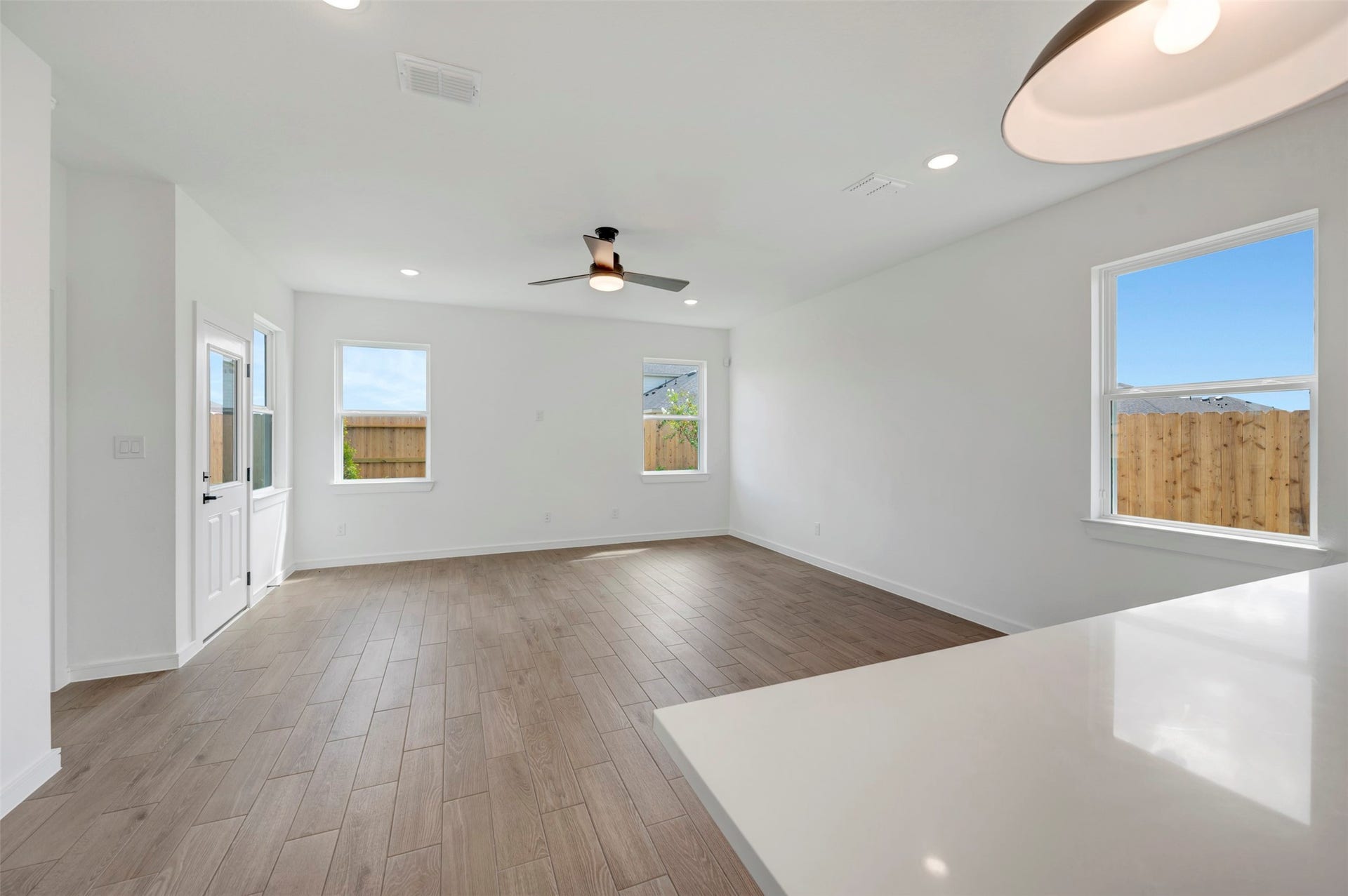 671 Daniel Lake Lane, Dayton, TX 77535 Cozy great room