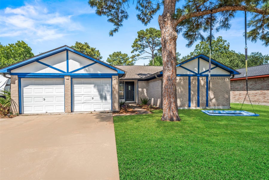Property photo for 318 Bayridge Drive, League City, TX