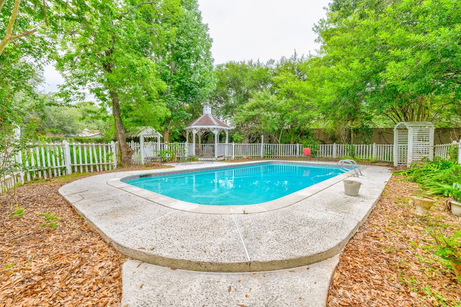 Property photo for 104 Misty Brook Lane, League City, TX