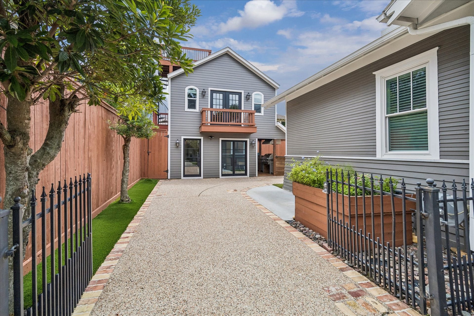 618 Bayland Avenue, Houston, TX 77009 Generous parking space with a convenient automatic gate.