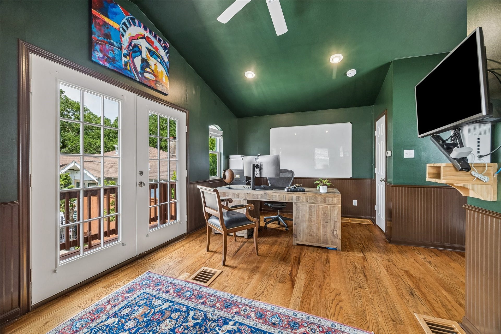 618 Bayland Avenue, Houston, TX 77009 Versatile flex space perfect for an office, guest suite, or workout room.