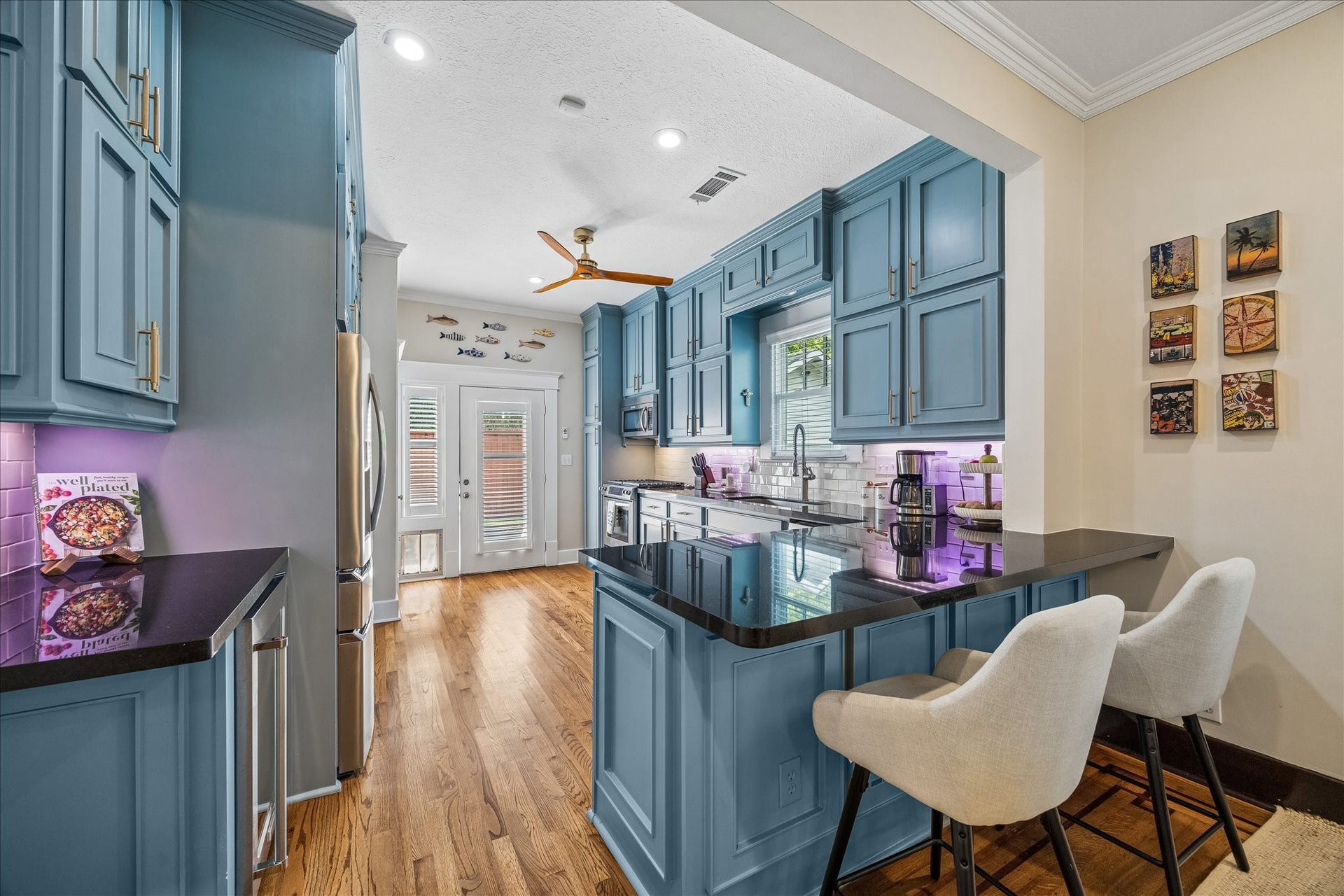 618 Bayland Avenue, Houston, TX 77009 Chic breakfast bar