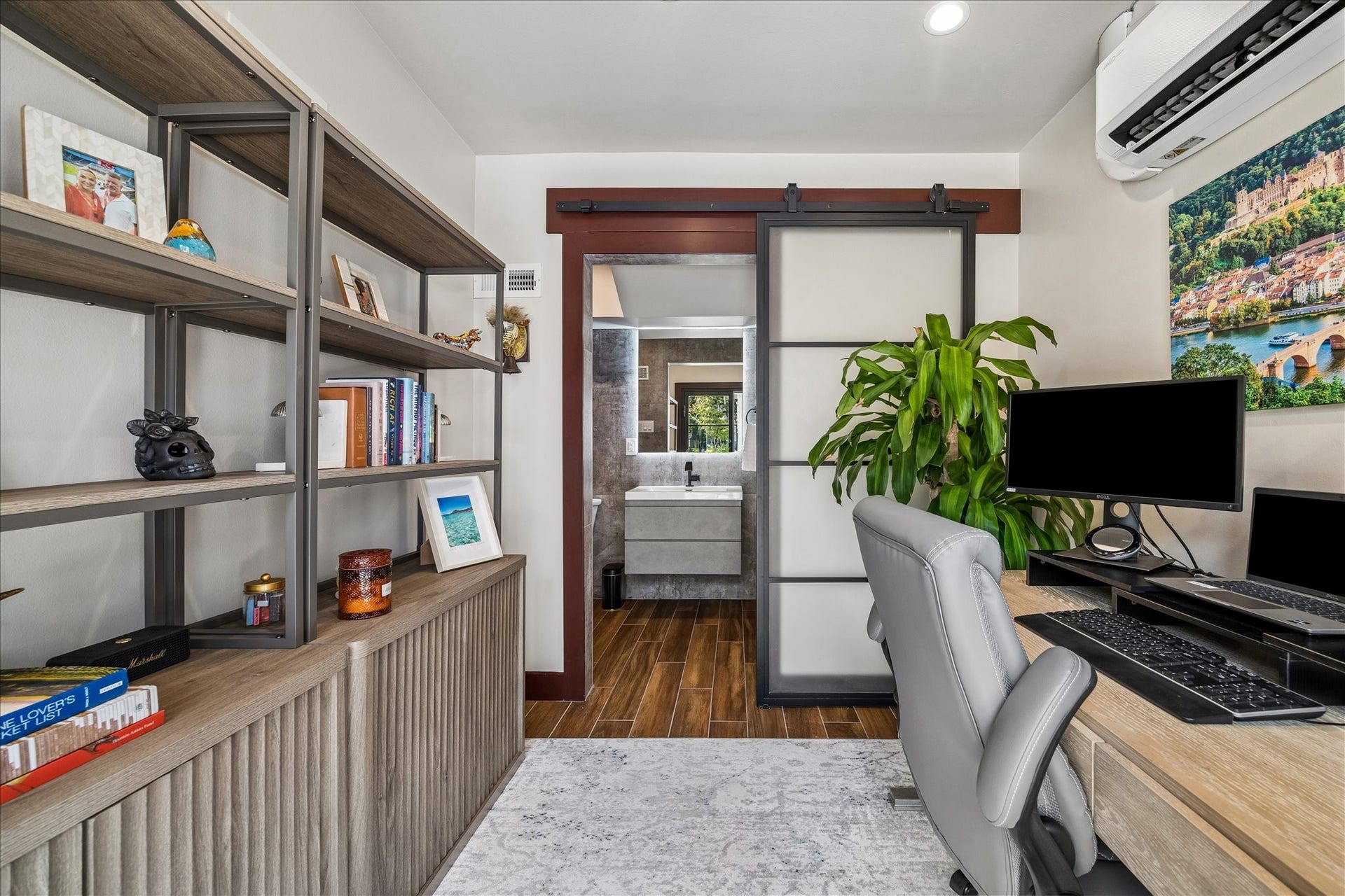 618 Bayland Avenue, Houston, TX 77009 Stylish office with private bathroom.