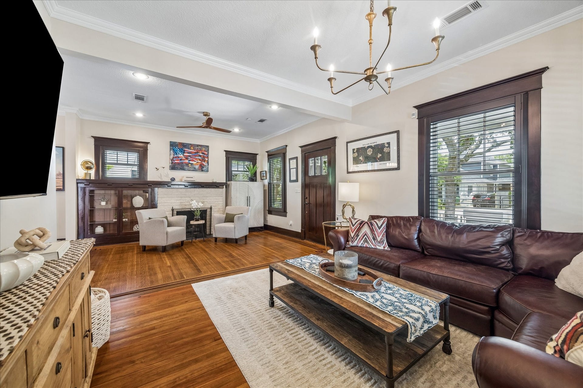 618 Bayland Avenue, Houston, TX 77009 Expansive living area perfect for entertaining.