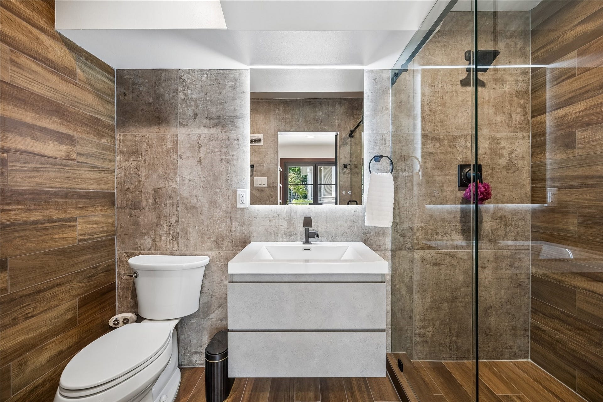 618 Bayland Avenue, Houston, TX 77009 Convenient bathroom access from the office space.