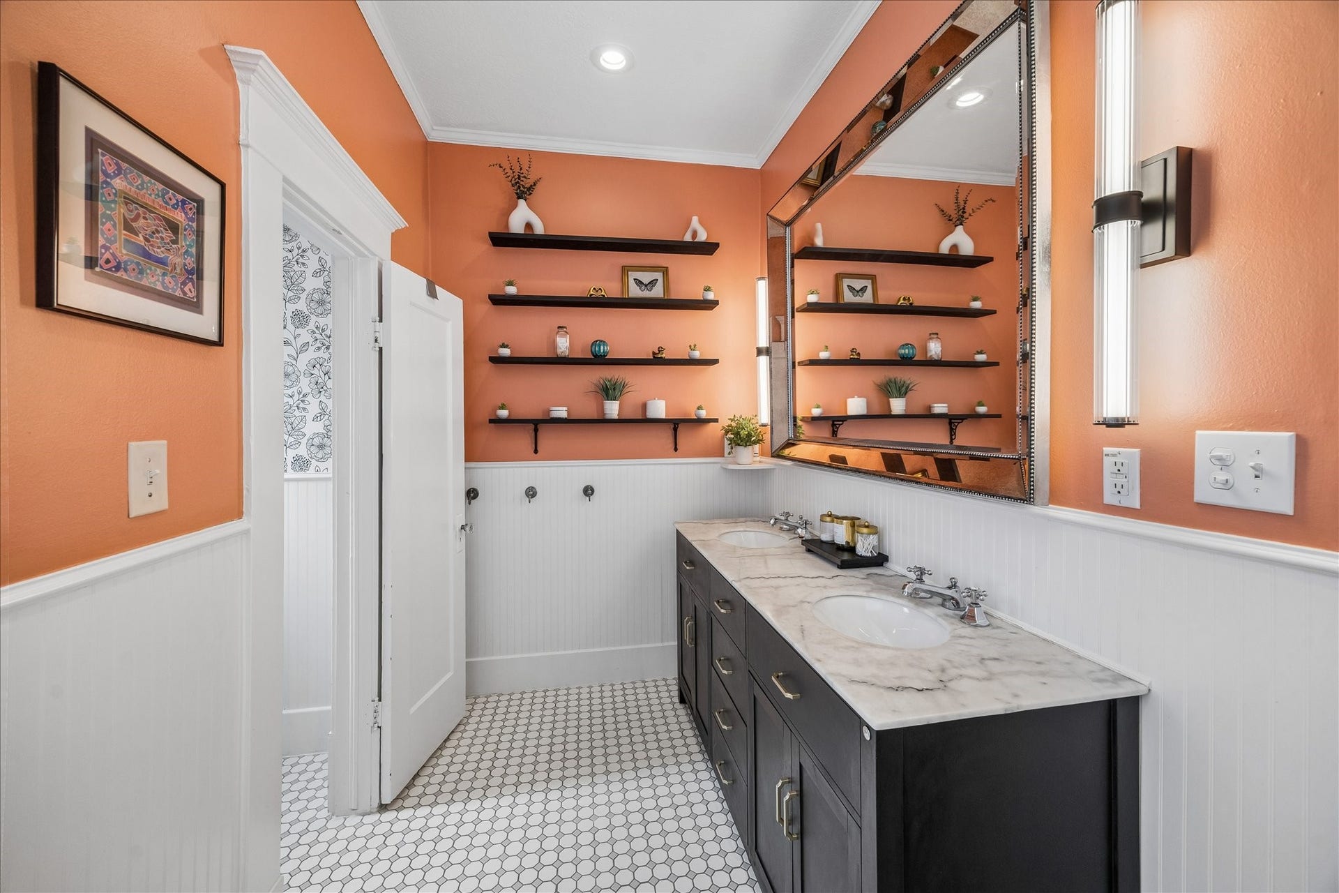 618 Bayland Avenue, Houston, TX 77009 Expansive bathroom featuring a sleek double vanity.