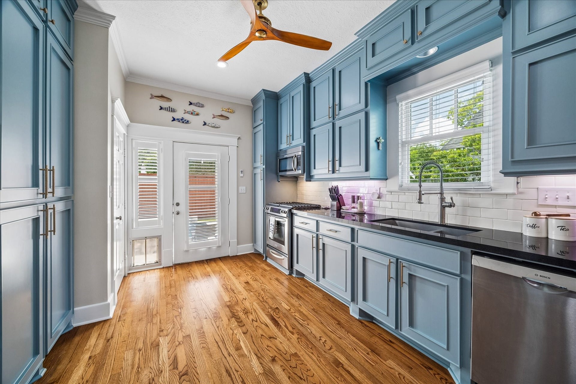 618 Bayland Avenue, Houston, TX 77009 Expansive cabinetry and generous countertops.
