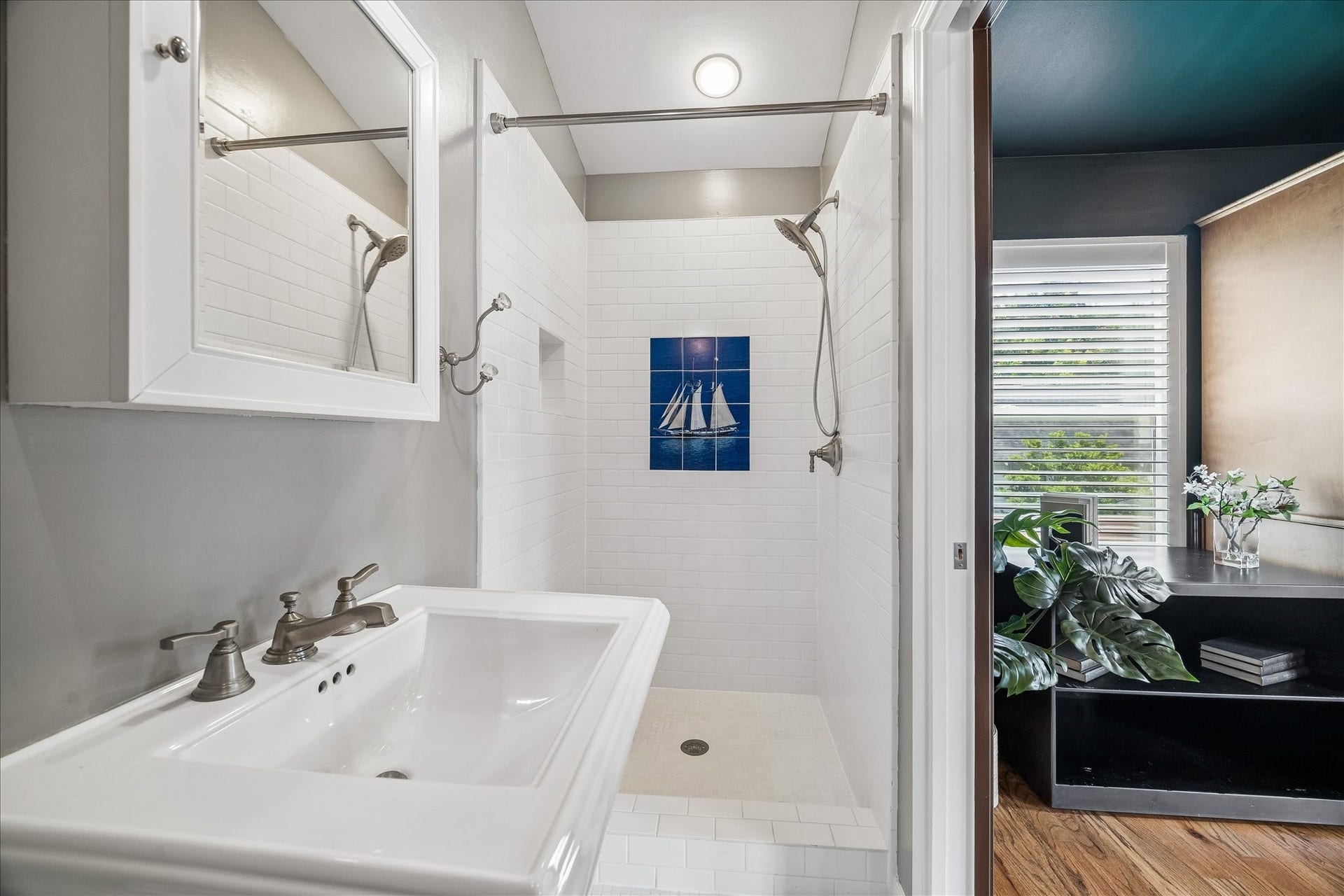 618 Bayland Avenue, Houston, TX 77009 Stylish bathroom located in the versatile flex space above a creatively repurposed garage.