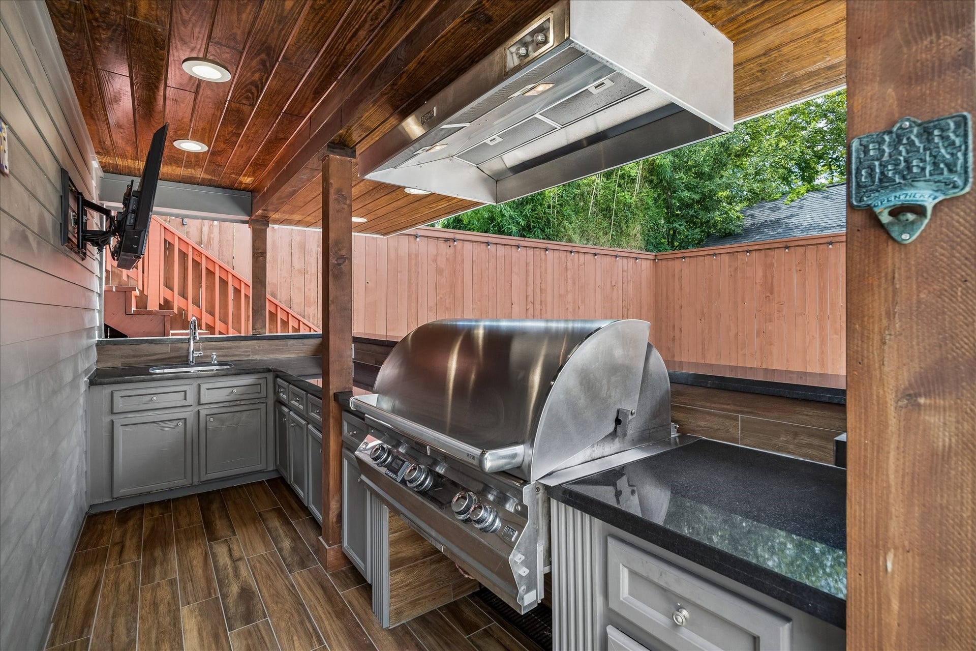 618 Bayland Avenue, Houston, TX 77009 Ideal outdoor kitchen for effortless entertaining. Perfect for hosting BBQs!