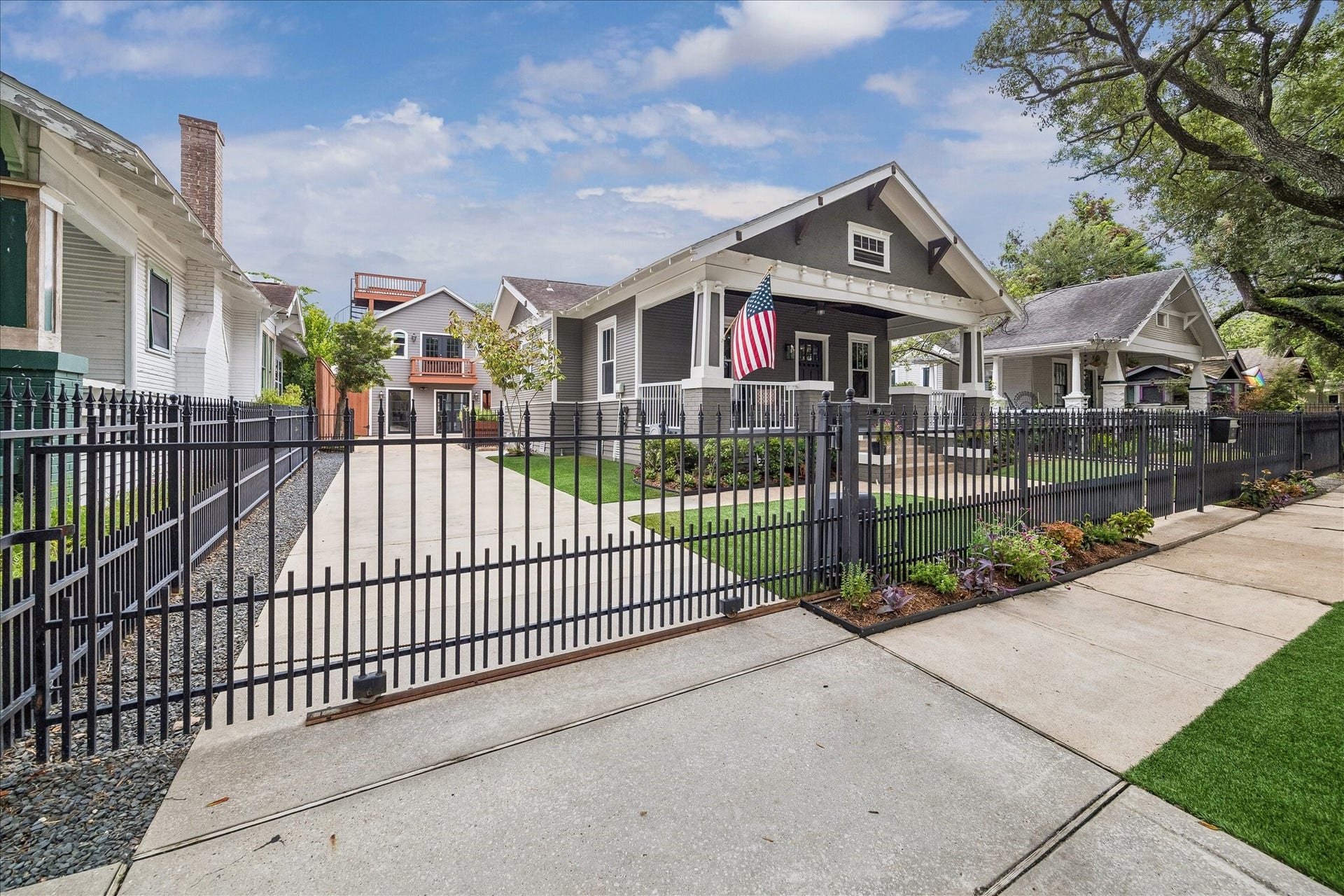 618 Bayland Avenue, Houston, TX 77009 Secure automatic driveway gate for enhanced privacy and convenience. Welcome to Woodland Heights!