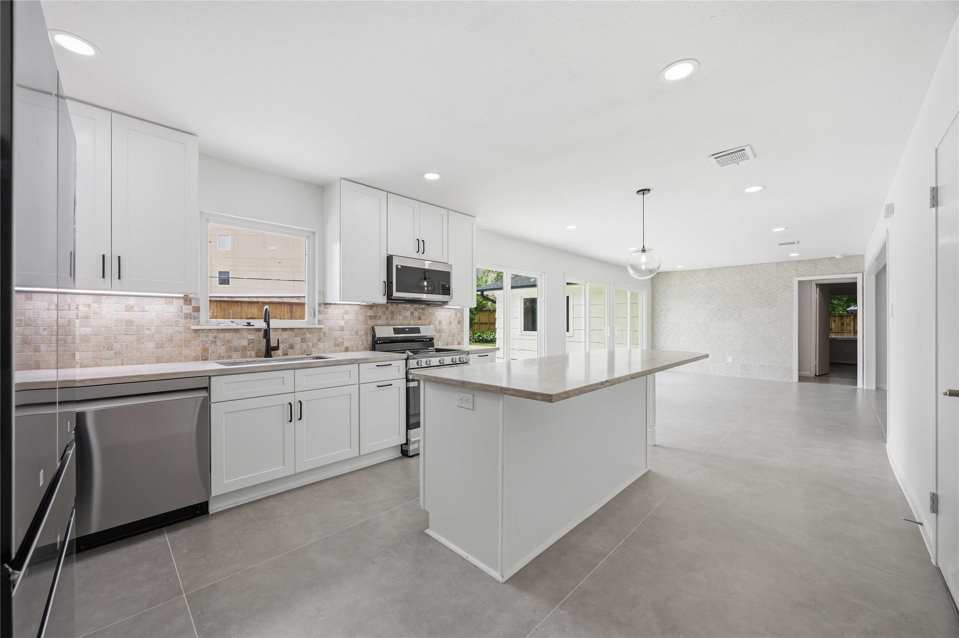 8419 Bluegate Court, Houston, TX 77025