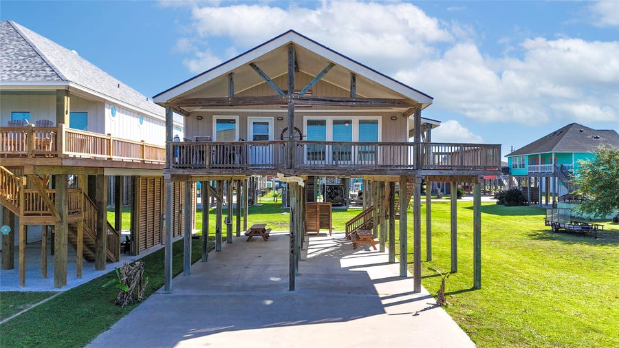 Property photo for 854 Palmetto Drive, Crystal Beach, TX
