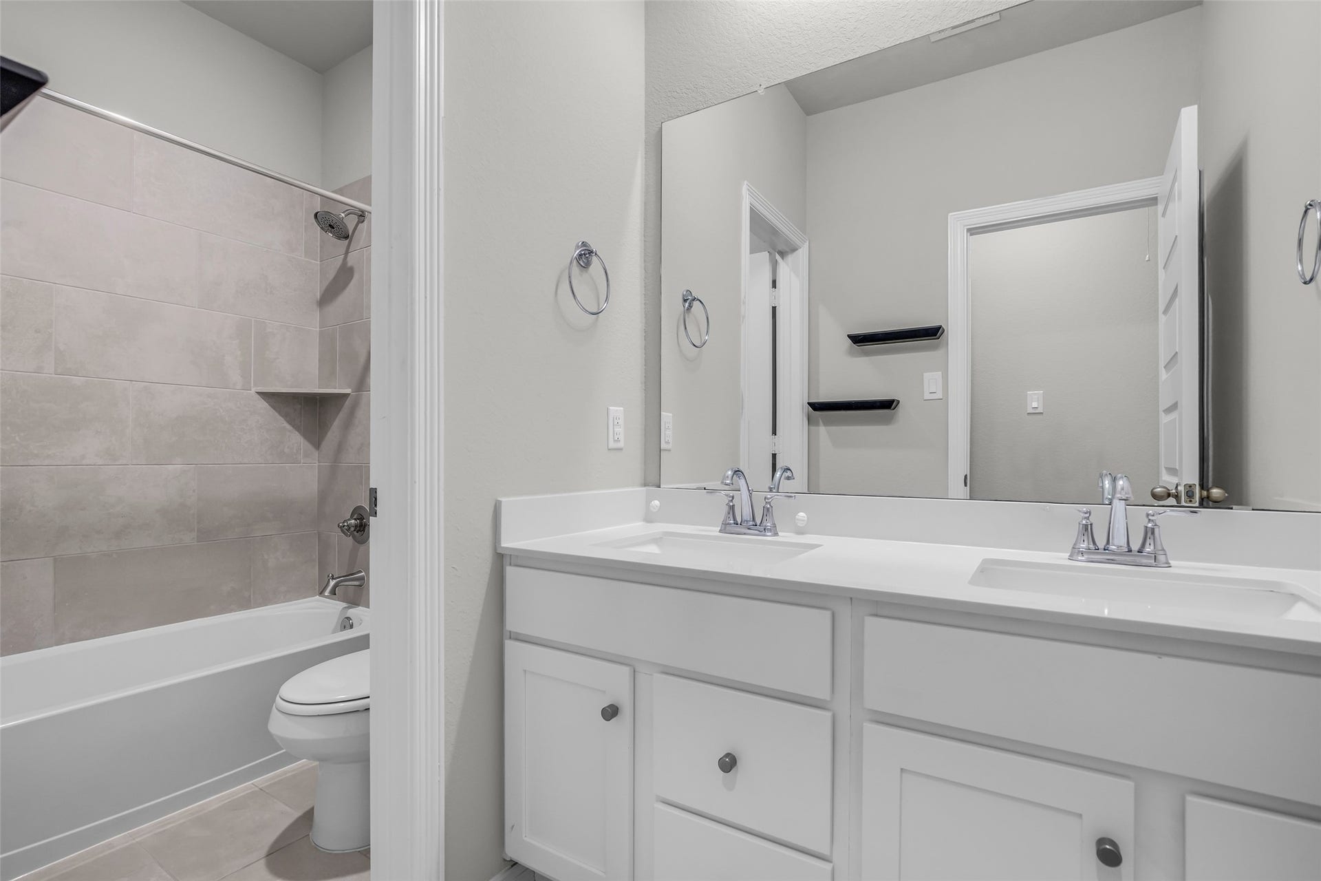 801 Bahia Bay Drive, Katy, TX 77493 Bathroom conveniently located between the upstais bedrooms.