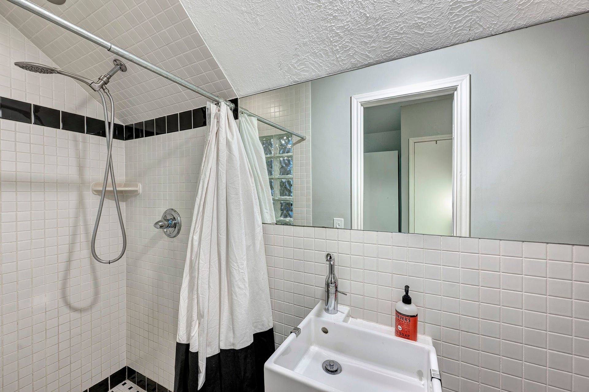 4904 Yoakum Boulevard, Houston, TX 77006 4904 Yoakum Boulevard, Houston, TX 77006