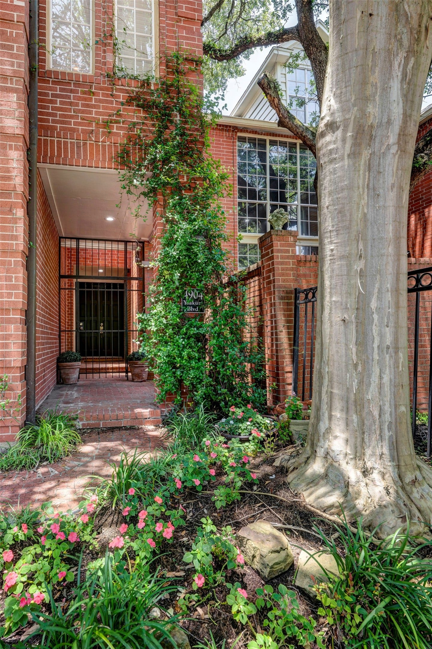 4904 Yoakum Boulevard, Houston, TX 77006 4904 Yoakum Boulevard, Houston, TX 77006