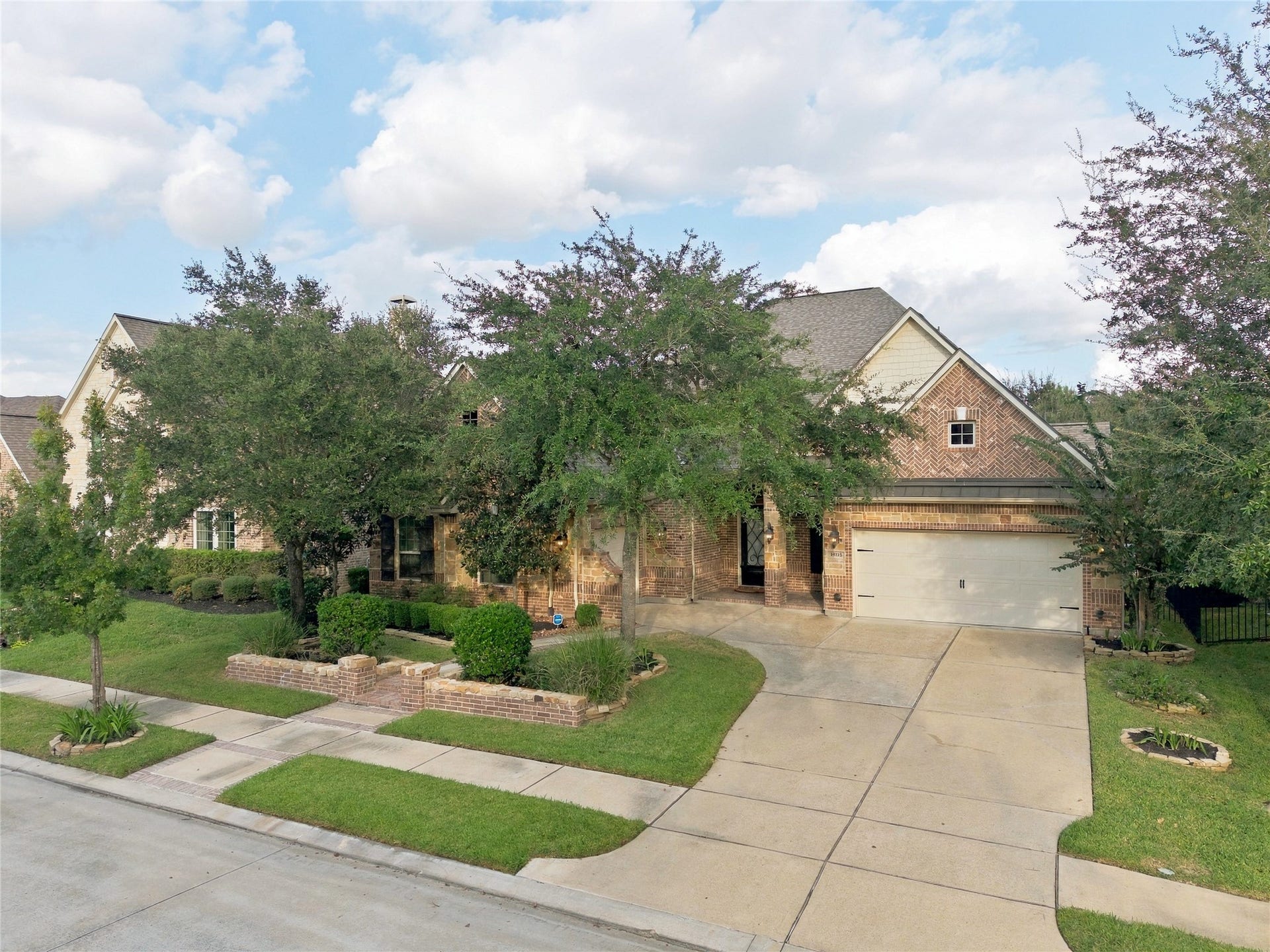19215 Shady Blossom Drive, Cypress, TX 77433 This spacious 1.5-story home offers 4 bedrooms, 3 full and 2 half baths, a dedicated home office, and a 3-car garage.