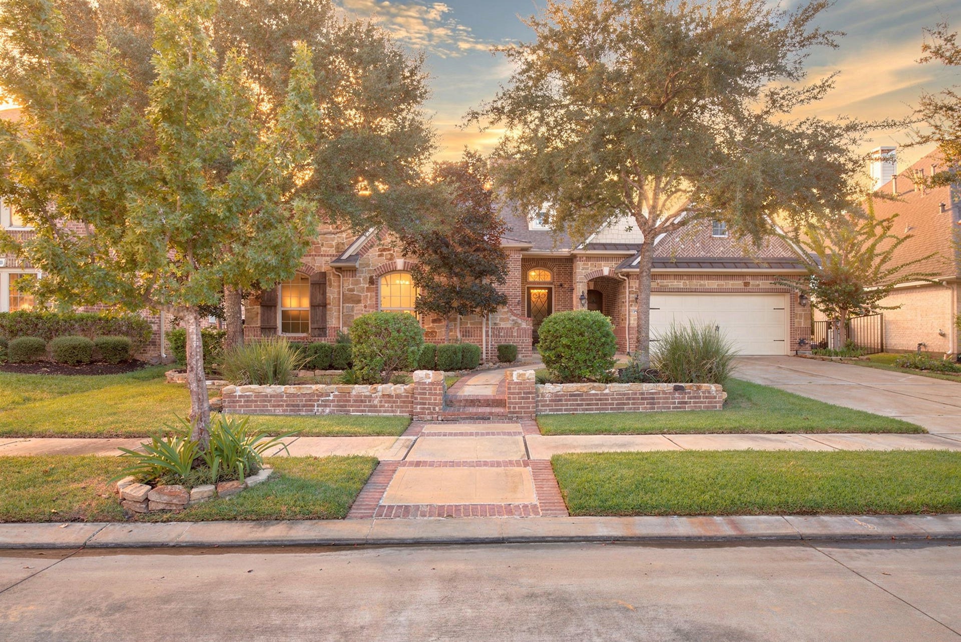 19215 Shady Blossom Drive, Cypress, TX 77433 Beautiful waterfront home in the sought-after Water Haven at Bridgeland community.