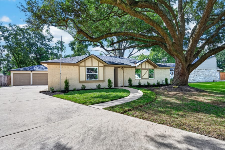 Property photo for 903 Chetwood Circle, League City, TX