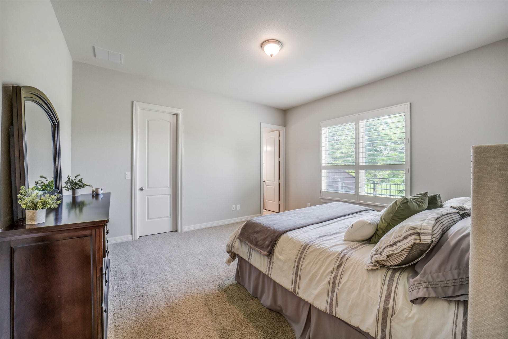 2721 Saddlehorn Trail, Katy, TX 77494 Generously sized secondary suite with its own private en-suite bath, offering guests the comfort and privacy of a second primary bedroom. This suite boasts a nice size walk in closet and pristine plush carpet.