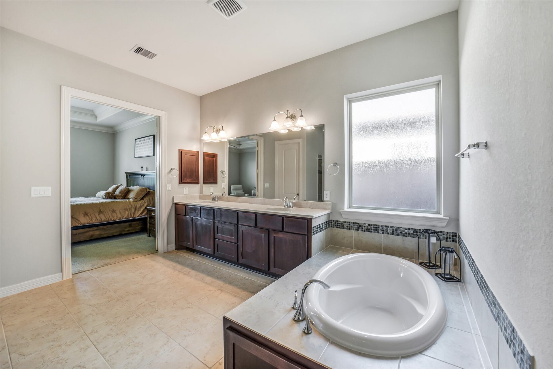 2721 Saddlehorn Trail, Katy, TX 77494 Retreat to this elegant primary bath after a long day!