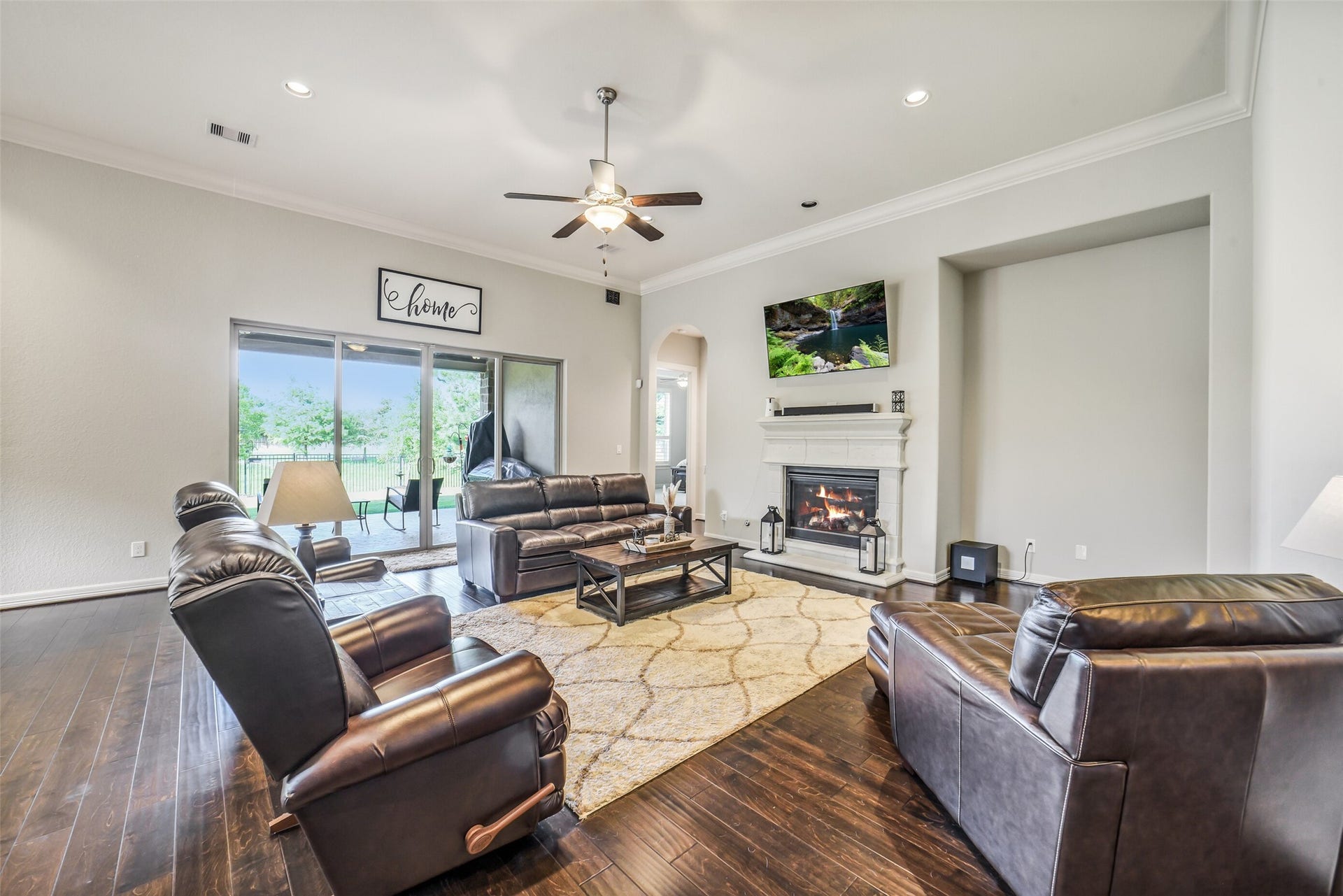 2721 Saddlehorn Trail, Katy, TX 77494 Designed for both everyday living and entertaining, this spacious family room features abundant natural light, beautiful stone fireplace and gorgeous hardwood floors. 12 ft ceilings and crown molding make this room elegant and stately.