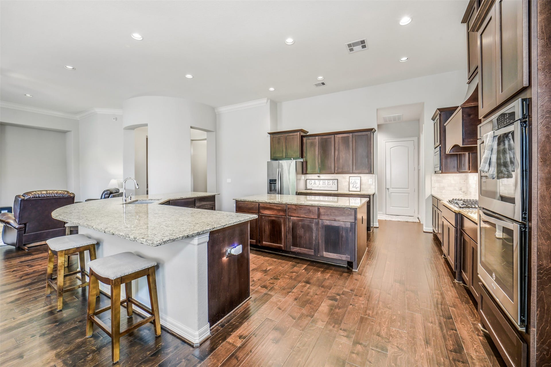 2721 Saddlehorn Trail, Katy, TX 77494 Conveniently located just off the kitchen, the spacious mudroom and laundry room provide added functionality and everyday convenience.