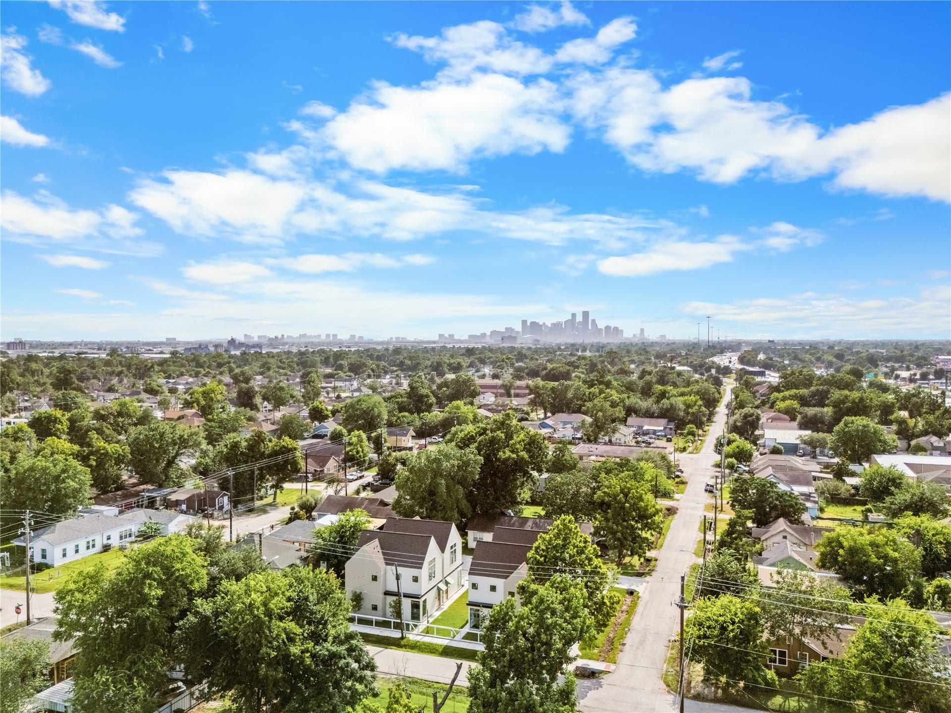 7432-7444 Tremper Street, Houston, TX 77020 Downtown Houston on the horizon Tremper Court puts you right at the edge of it