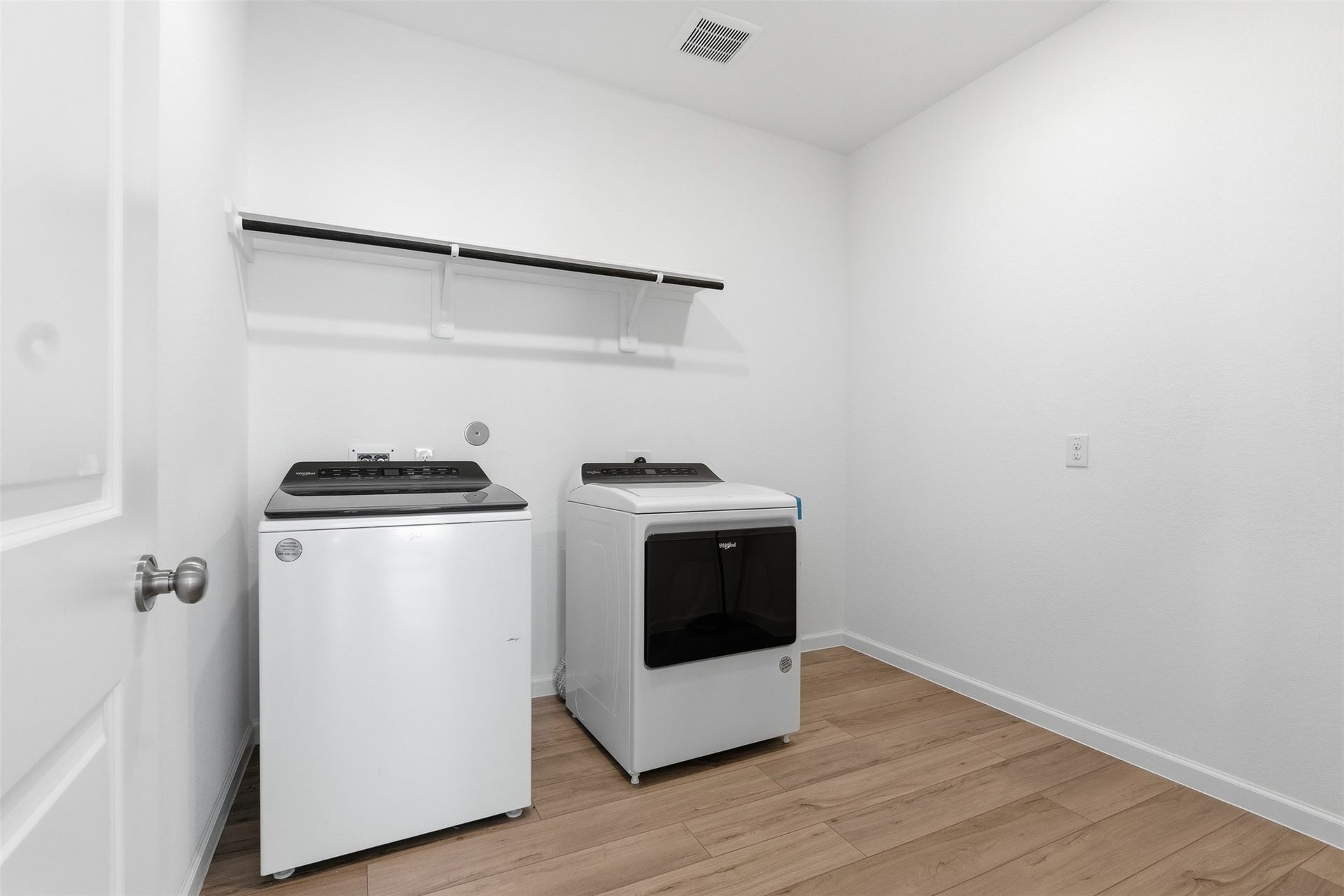 4511 Aspen Colony Lane, Baytown, TX 77521 Large Laundry Room