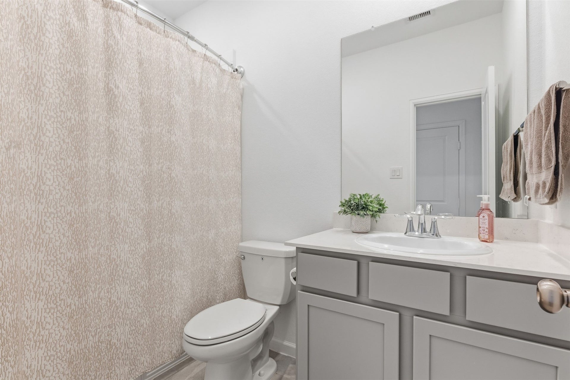 4511 Aspen Colony Lane, Baytown, TX 77521 Full Bath 1