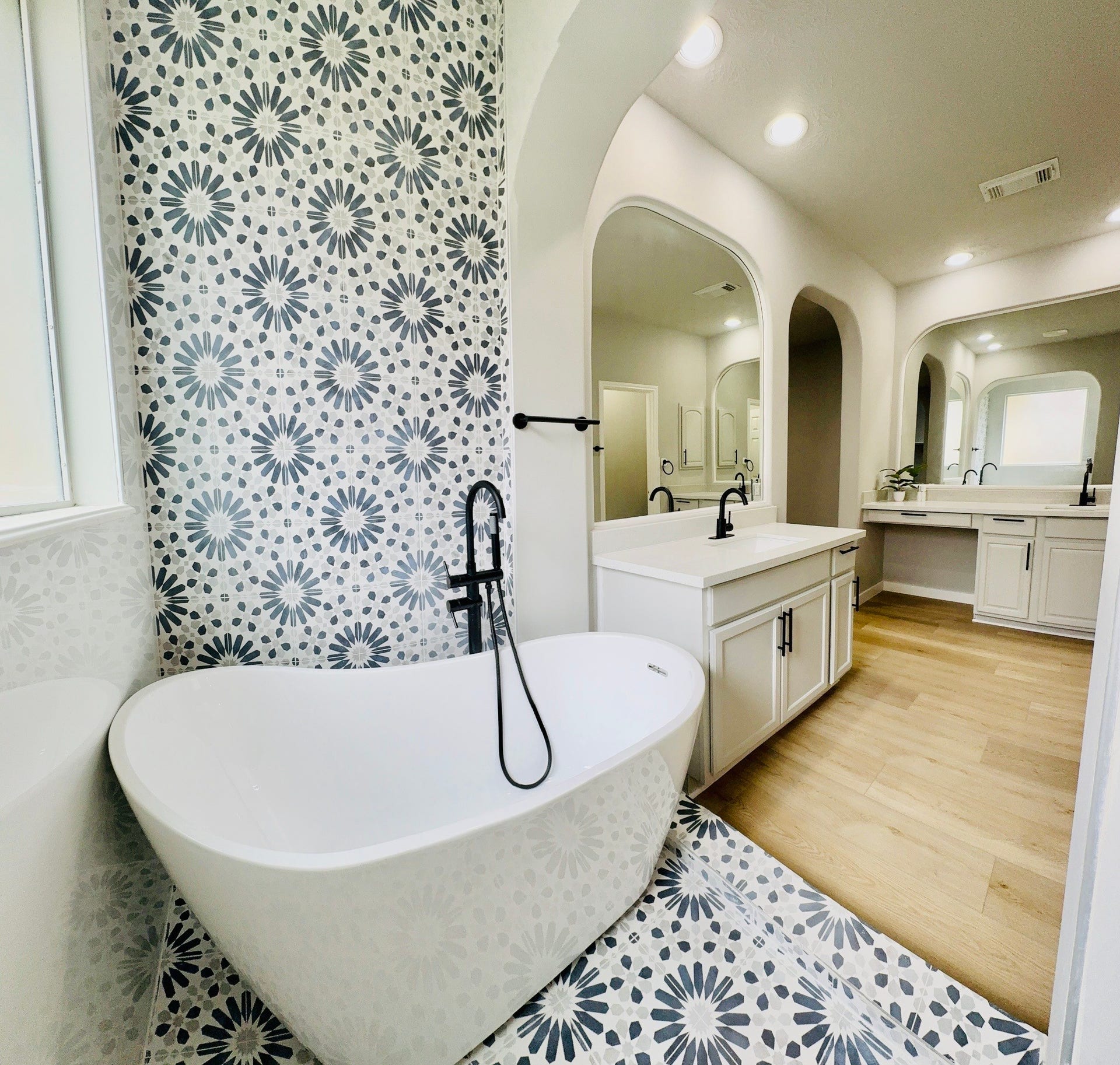 2003 Broken Branch Court, Katy, TX 77494 stand alone master bathtub