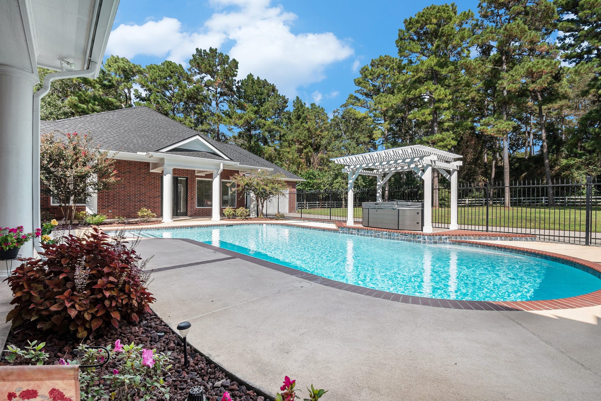28126 Indigo Lake Court, Magnolia, TX 77355 Full view of the amazing guest house off the backyard.