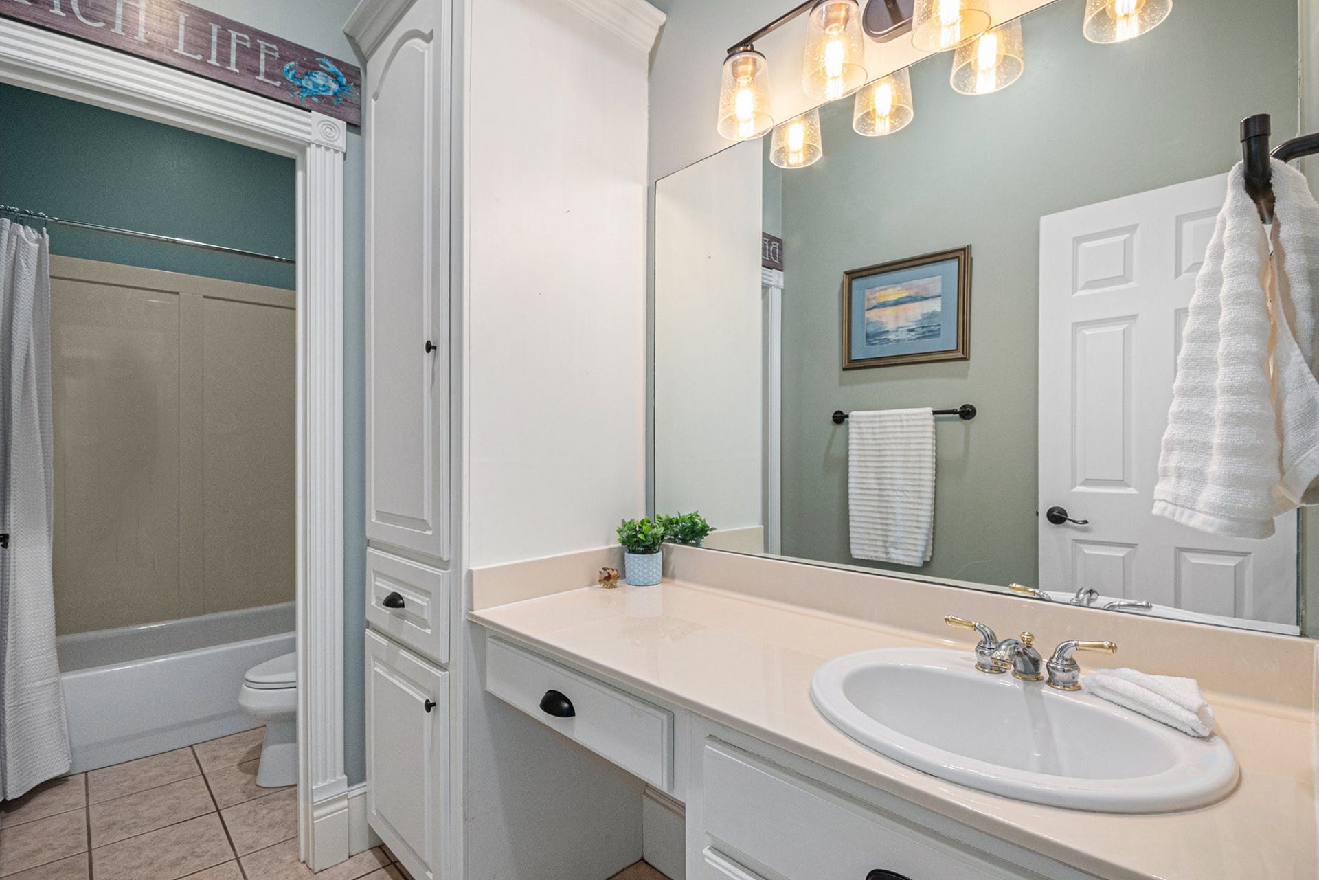 28126 Indigo Lake Court, Magnolia, TX 77355 Full bathroom in the guest house features a combination tub and shower, vanity seating, and lots of storage space.