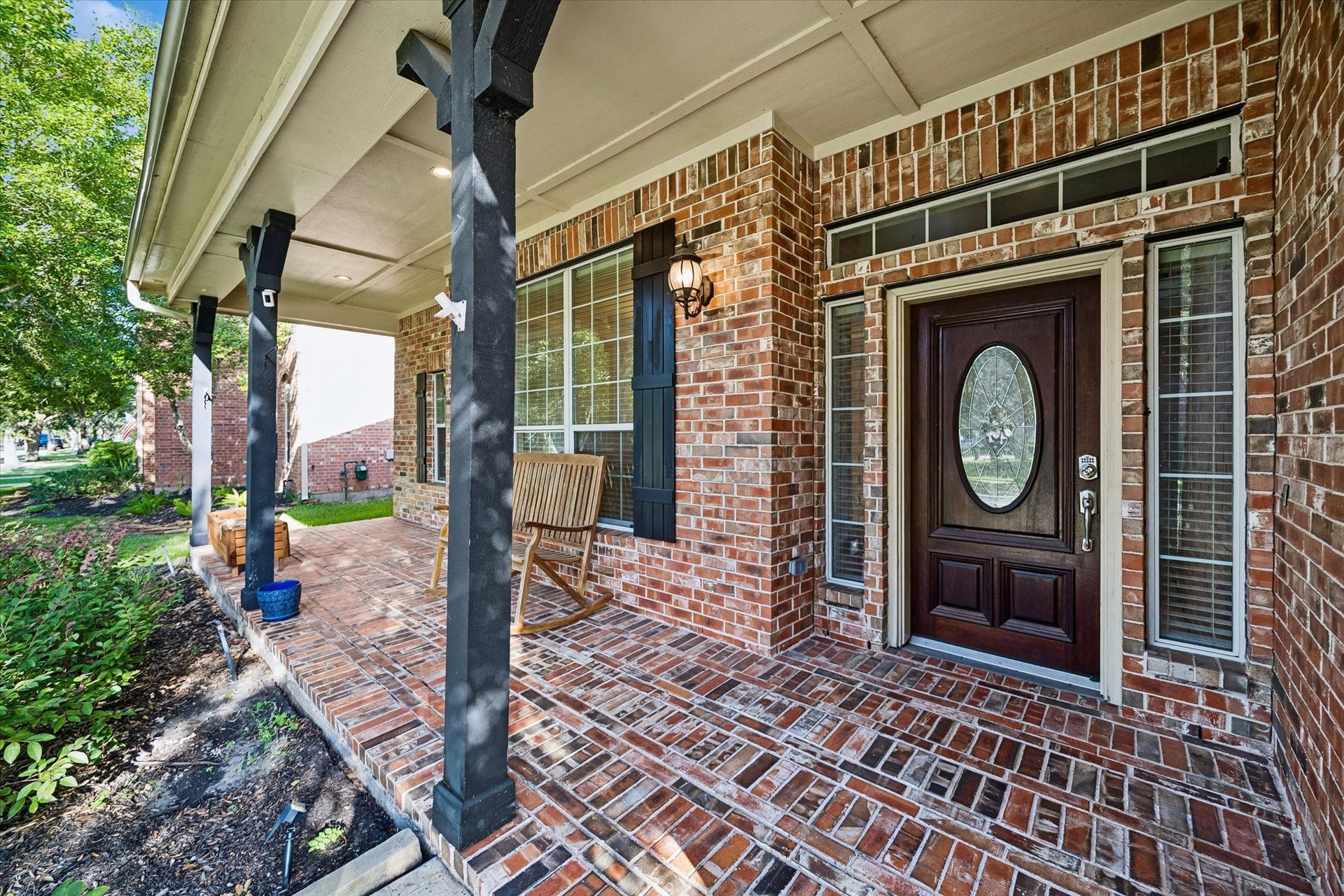2902 Grand Mesa Pass, Missouri City, TX 77459 Enjoy a healthy dose of Southern hospitality from this welcoming covered brick front porch. Framed by handsome coach lighting, classic brickwork and professional landscaping, it is the kind of spot made for morning coffee or evening wind downs while you catch up with the neighbors.