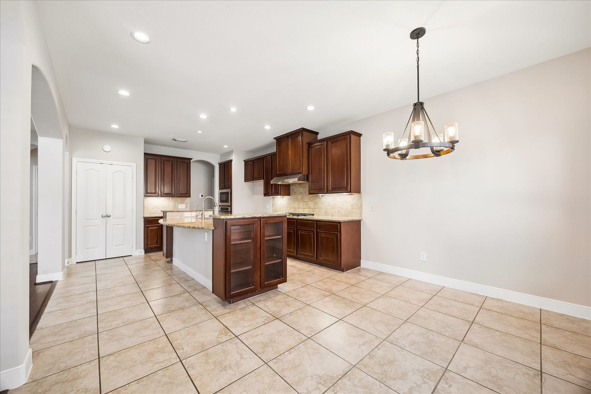 2902 Grand Mesa Pass, Missouri City, TX 77459 Morning coffee, late night snacks and everything in between fit right in here. This roomy casual dining area sits just off the kitchen with plenty of space for everyday meals and easy conversation.