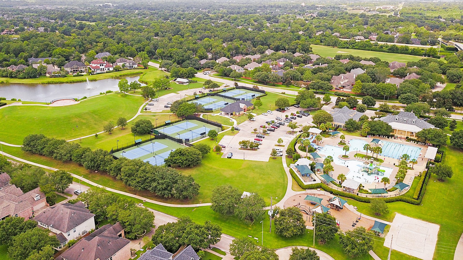 2902 Grand Mesa Pass, Missouri City, TX 77459 Sienna is a beautiful community with friendly neighbors and amazing resort-style amenities. Find golf, tennis, pro-shop, and dining. Youll find pools & splash pads, parks & playgrounds, dog parks, an amphitheater, event lawns & patios, ballroom facilities, a fitness center, scenic lakeside trails, and so much more. This list goes on and on.