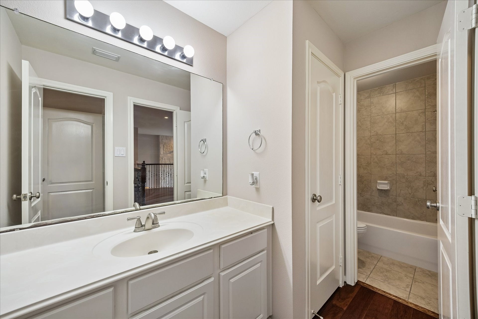 2902 Grand Mesa Pass, Missouri City, TX 77459 A second full bathroom upstairs adds even more breathing room for family and guests. A refreshed vanity area with a linen closet and a private water closet with a tiled tub and shower keep the setup functional for busy mornings and overnight stays.