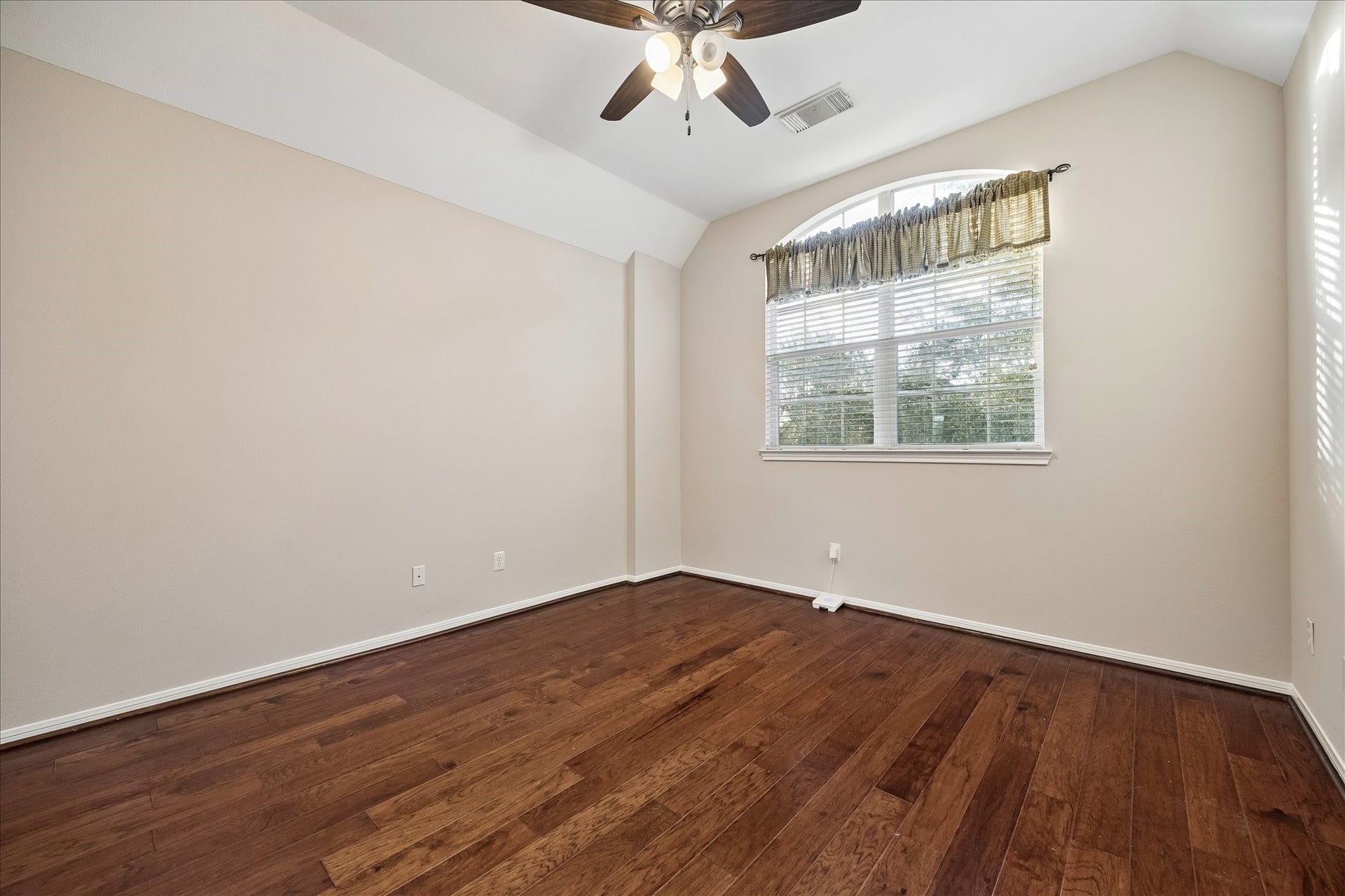 2902 Grand Mesa Pass, Missouri City, TX 77459 This guest bedroom feels fresh and comfortable with refinished wood flooring, fresh paint and a ceiling fan overhead. A large closet and easy access to a full bathroom make it just as practical as it is inviting.